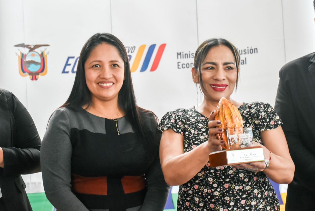 Un reconocimiento con la temática del origen del cacao fue entregado por parte de la Prefecta a la ministra Zaida Rovira.